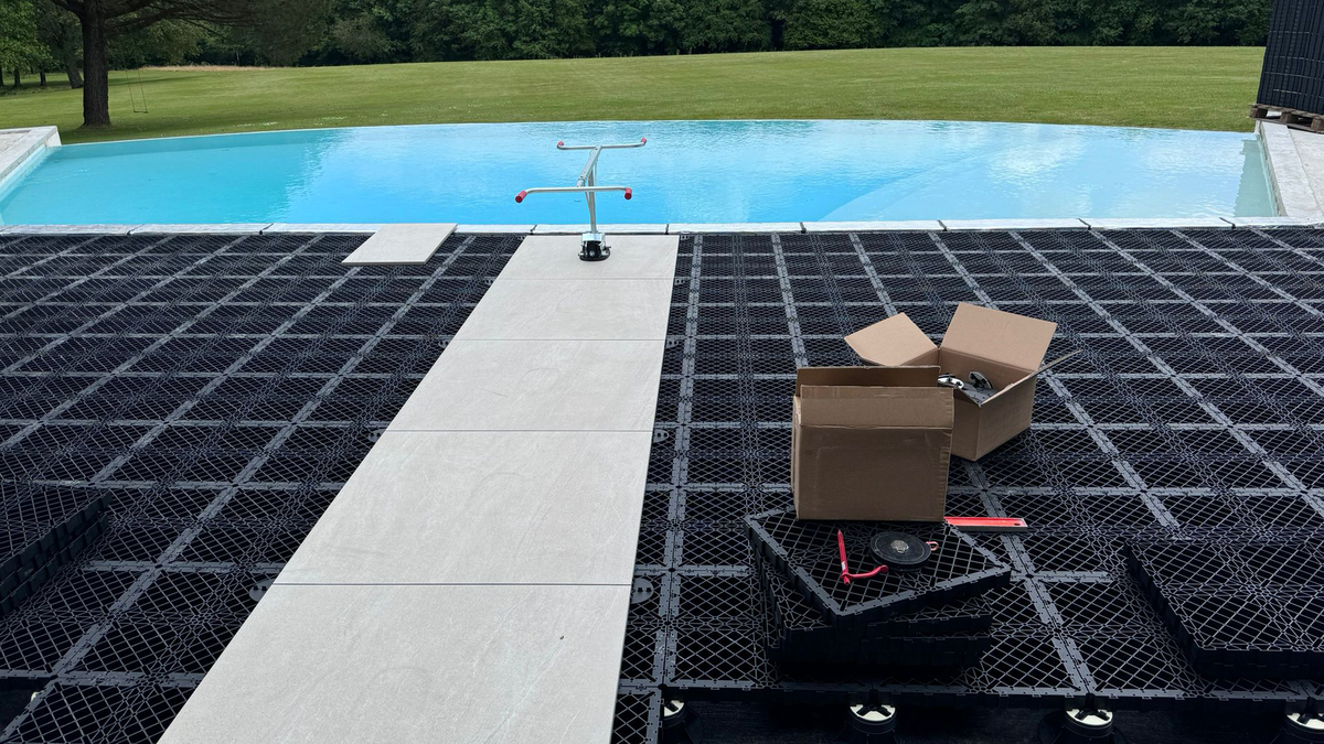 Un magnifique bord de piscine à Nantes